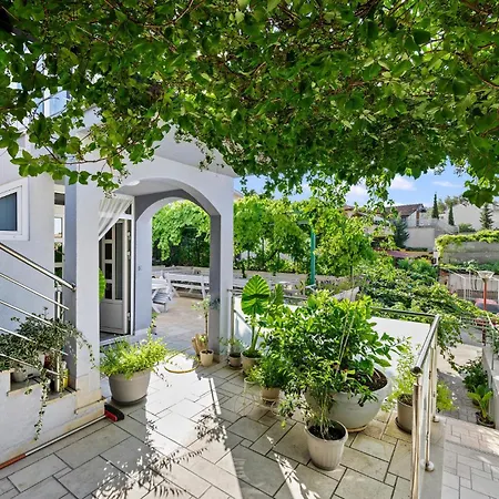 Apartmán Gorgeous In Zaboric-brodarica With Wifi *