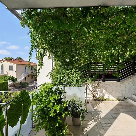 Gorgeous In Zaboric-brodarica With Wifi Apartmán *