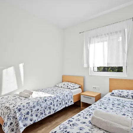 Gorgeous In Zaboric-brodarica With Wifi