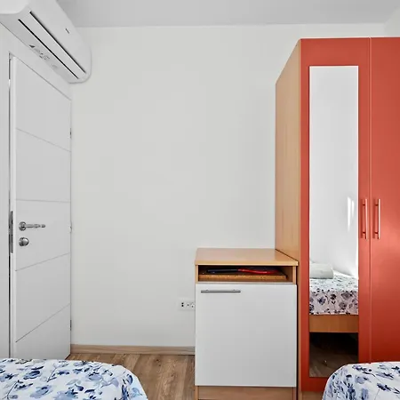 Apartmán Gorgeous In Zaboric-brodarica With Wifi *