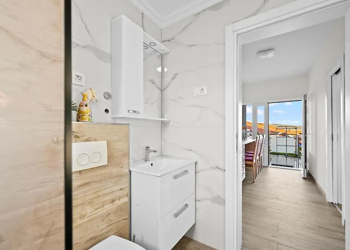 Gorgeous In Zaboric-brodarica With Wifi 扎博里克